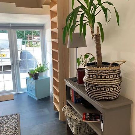 The Garage Getaway Apartamento Glastonbury Exterior foto