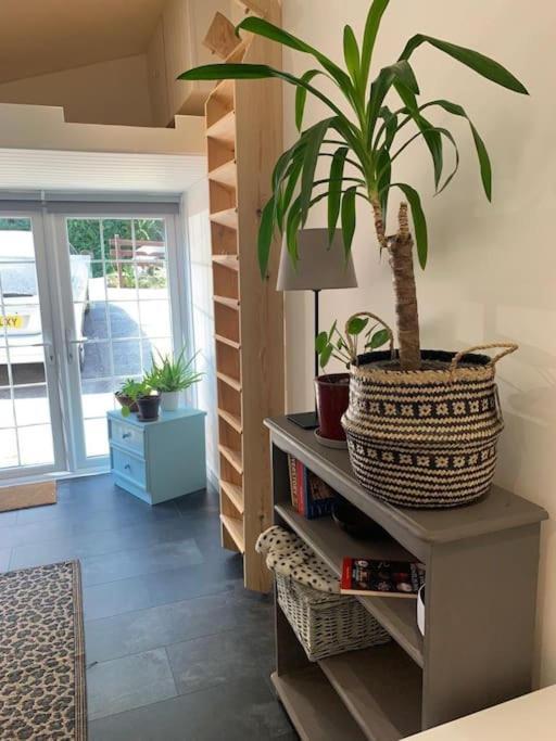 The Garage Getaway Apartamento Glastonbury Exterior foto