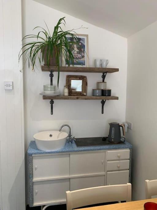 The Garage Getaway Apartamento Glastonbury Exterior foto